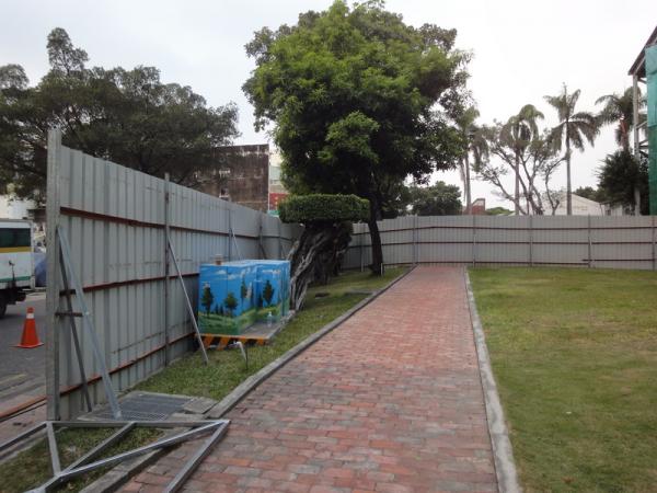 1031027施工圍籬二次搭設配合「疑似清朝遺構」試掘坑位置進行甲種施工安全圍籬及警示燈二次搭設。