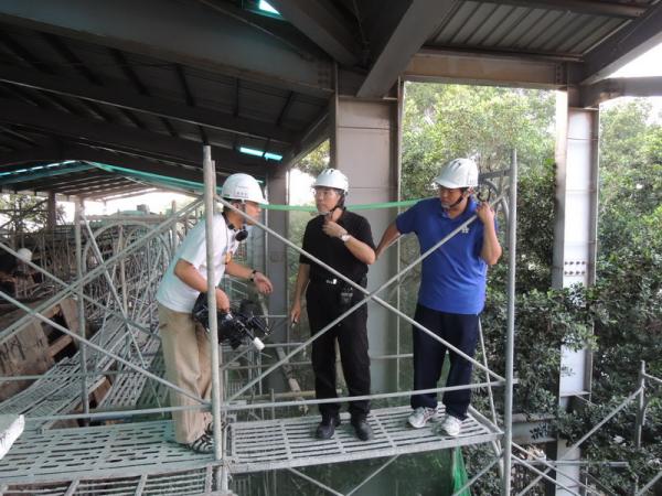 1021108建築師工地現場巡查由左起為紀錄片導演鄭彥凱、建築師葉世宗、監造張銘益主任