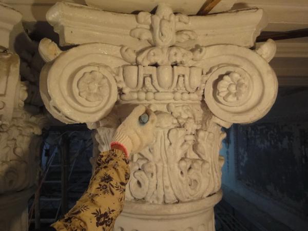 1031119大廳(R103)柱飾剝漆柱飾塗佈剝漆劑。