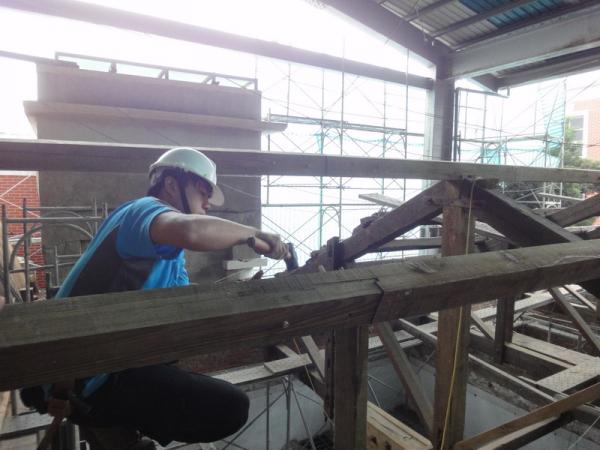 1031209 B區日式屋架桁木安裝榫接安裝木釘。