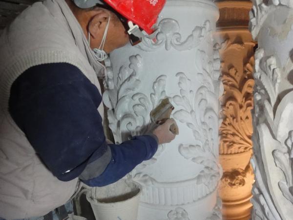 1031216大廳(R103)柱身紋飾剝漆塗佈剝漆劑。
