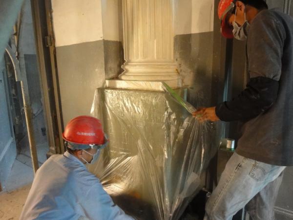1040115大廳(R103)柱子基柱(base)剝漆<br>剝漆劑塗佈完畢後，以養生膠帶包覆。