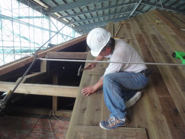 1040407 F區寄棟式屋架屋面板鋪設
