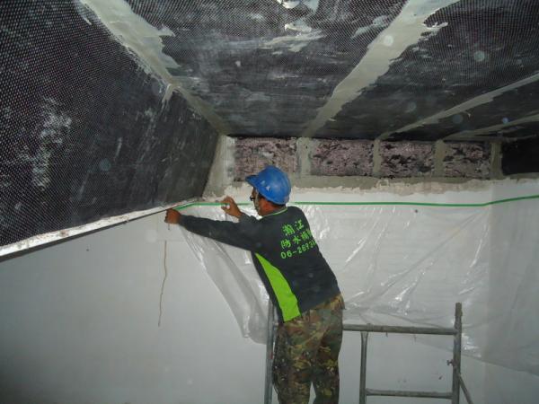1040528總務科儲藏室(R123)結構補強面層塗佈<br>貼覆養生膠帶，避免面漆垂至白灰壁。
