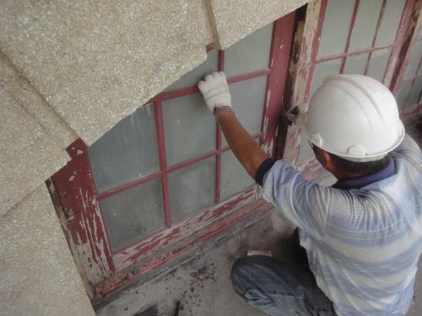 1040902西側山牆木窗油漆刮除