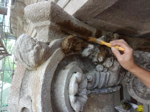 1041124東側入口(R101)洗石子柱頭花飾修補