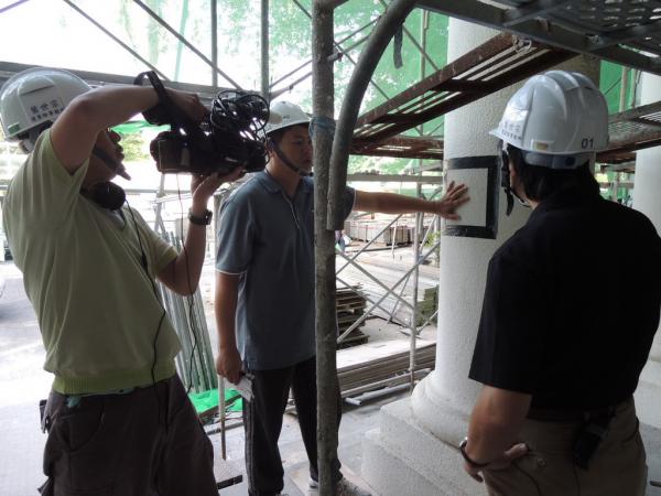 1021003建築師工地現場巡查、紀錄片導演拍攝由左起為紀錄片導演鄭彥凱、監造主任張銘益、建築師葉世宗
