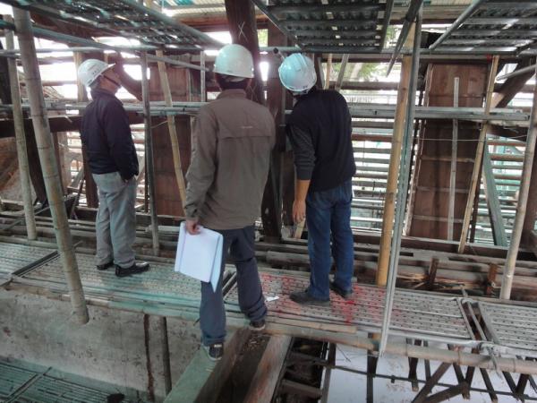 1021220木構架檢測會勘由左起為專案管理吳主任、營造廠人員、林顧問