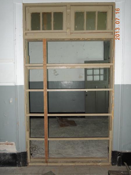 1020716舊有木門輕隔間拆除後，總務科科長室及存提所間隔牆發現一舊有木門