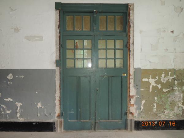 1020716舊有木門輕隔間拆除後，律師休息室及福利社間隔牆發現一舊有木門