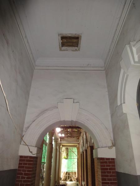 1020918維修孔第二法庭與第四法庭之間走廊上方的維修孔