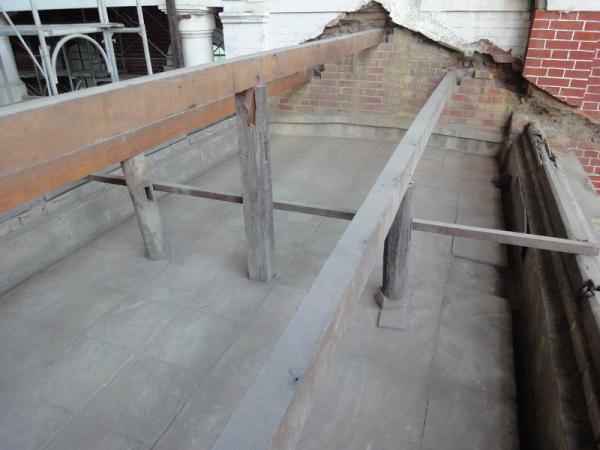 1021101水泥地坪屋面板拆卸後，第一法庭及走廊上方為水泥地坪，共4張照片。